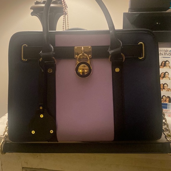 Daseign Handbags - EUC Dasein vegan leather shoulder/hand bag